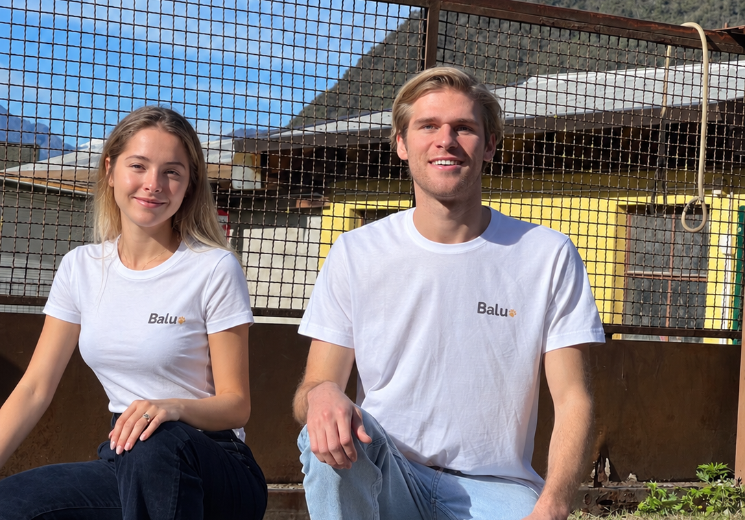 Francesca Rivolta und Felix Moll von der Wettern in weißen Balu-T-Shirts vor einem Tierheimgehege