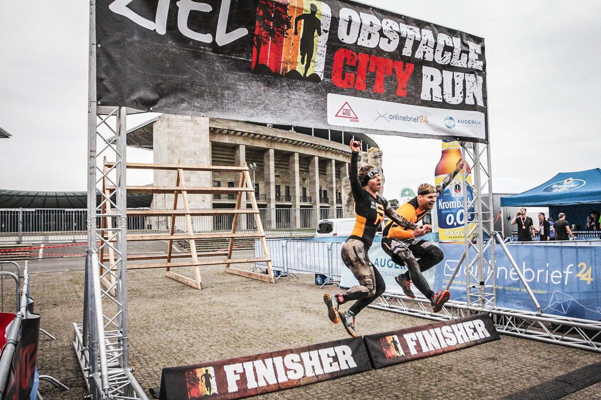 Zieleinlauf beim Obstacle City Run Berlin im Olympiapark